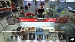 北京商店里销售华为的网络产品(资料照)