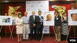 美国视觉艺术家协会颁发天安门精神奖给为中国民主奋斗人士(美国之音容易拍摄)