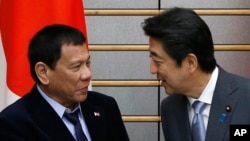 2016年10月26日日本首相安倍在首相官邸会见到访的菲律宾总统杜特尔特(左)。