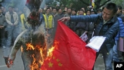 1月17号,流亡印度的藏人在新德里焚烧中国国旗和代表中国官员的人像以示抗议。