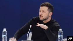 볼로디미르 젤렌스키 우크라이나 대통령이 2025년 2월 24일 우크라이나 키이우에서 열린 개전 3주년을 기념하는 ‘우크라이나 지원 정상회의’ 개막 연설에서 발언하고 있다.