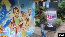 2016年5月27日,在内罗毕召开的联合国环境大会期间,一位街头涂鸦艺术家用不含铅的涂料绘制壁画。(美国之音伊艾米拍摄)