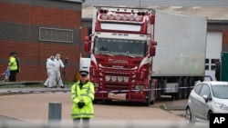 2019年10月23日英格兰南部卡车发现载有39名难民尸体; 警方法医人员赶赴现场。