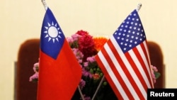 资料照片:台湾与美国国旗。