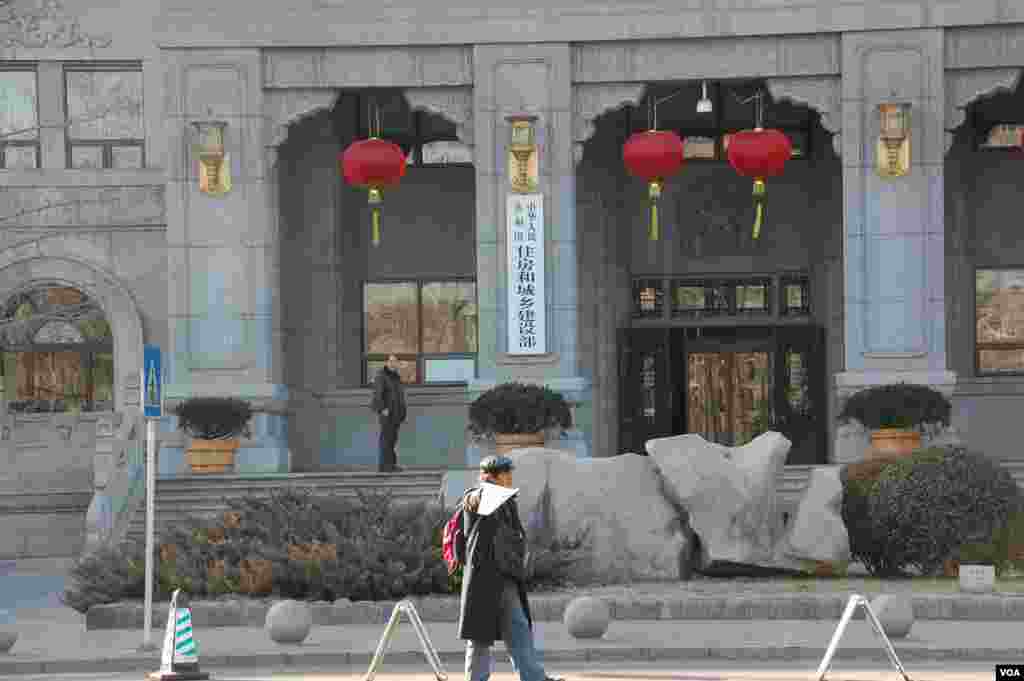 中国住房和城乡建设部门口,门前有一个人抗议示威(往年资料照)。该部副部长黄艳以北京市民身份在纽约起诉郭文贵。黄艳委托的董克文律师于7月20日递交控告书,指控郭文贵两项诽谤罪和一项故意伤害造成情感困扰罪。黄艳告郭文贵控告书有两份附件,是郭文贵5月11日视频讲话的中文实录和英文翻译。控告书指郭文贵诽谤的内容包括黄艳跟北京市前副市长刘志华有不正当关系、跟大地产商关系密切,随便送房;黄艳控制的财富不低于几千亿等。郭文贵曾经表示欢迎黄艳在美国起诉。