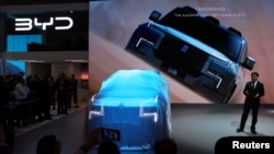 资料照片:比亚迪欧洲总经理舒酉星出席第91届日内瓦国际汽车展的媒体日活动,他的身旁是比亚迪的仰望U8越野车。(2024年2月26日)