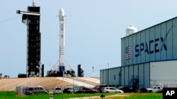 资料照:SpaceX设计并制造的猎鹰9号运载火箭在佛罗里达州肯尼迪航天中心等待发射。(2020年6月26日)