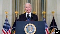 拜登总统在白宫国宴厅谈最新就业报告。(2021年11月5日)