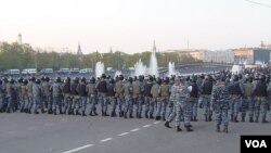 2012年5月普京再次就职总统前夕莫斯科爆发大规模反政府示威,警察当时驱散示威者。(美国之音白桦拍摄)