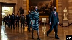 Donald Trump အမှု ကြားနာစစ်ဆေးမယ့် အထက်လွှတ်တော်အမတ်များ ကျမ်းသစ္စာ ကျိန်ဆိုပြီး ထွက်လာစဉ်