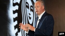 星巴克总裁兼首席执行官凯文·约翰逊2018年8月2日在上海的新闻发布会上讲话。阿里巴巴讲帮助星巴克把咖啡送货上门,在迅速升温的中国咖啡大战中,这两家全球零售业巨头联手。