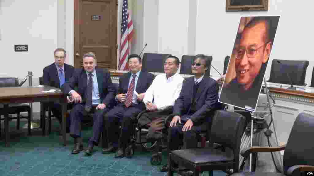 美国的克里斯&middot;史密斯众议员和中国人权活动人士杨建利、方政和陈光诚等人在国会山纪念刘晓波获诺贝尔和平奖五周年。（2015年12月9日）