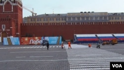 2014年5月9日胜利日庆祝活动前夕,市政工人在莫斯科红场上做准备。莫斯科的许多市政工人来自乌兹别克斯坦,在俄罗斯的外国劳工中,乌兹别克人最多,超过其他中亚国家。乌兹别克斯坦对二战的评价与俄罗斯不同,很少参加每年的红场庆祝活动。