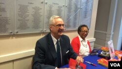 美国乔治·华盛顿大学政治学与国际关系学教授沈大伟(David Shambaugh)(左)星期四(3月24日)在华盛顿智库威尔逊学者中心为新书《中国的未来》签名。 (美国之音斯洋拍摄)