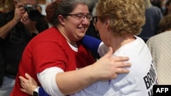 2025 年 2 月 15 日,以色列人质雅伊尔·霍恩 (Yair Horn)获释后与朋友拥抱庆祝。