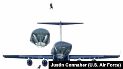 资料照片:美国阿拉斯加陆军第25步兵师第4旅级战斗队的伞兵在埃尔门多夫-理查森联合基地的跳伞区演练跳伞。(2019年12月11日)