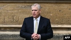 资料照:2024年3月31日,英国约克公爵安德鲁王子抵达温莎城堡的圣乔治教堂参加复活节圣餐仪式。