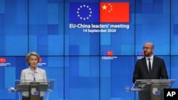 资料照:欧洲理事会主席夏尔·米歇尔(右)和欧盟委员会主席乌尔苏拉·冯德莱恩在布鲁塞尔与中国方面举行欧中视频峰会后举行记者会。(2020年9月14日)