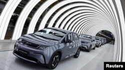 资料照:中国电动汽车比亚迪在泰国罗勇市建立了在东南亚地区的第一个电动汽车制造厂。(2024年7月4日)