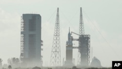 2014年12月4日，美国佛罗里达州的卡纳维拉尔角航天基地。在火箭上待发的"猎户座"太空船。