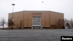 美国纽约州一个因新冠疫情而关闭的梅西商场和空荡荡的停车场。(2020年3月20日)