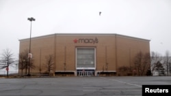 有世界知名地产商认为,新冠疫情不会根本改变人性和人的生活习惯。图为美国纽约州一个因新冠疫情而关闭的梅西商场和空荡荡的停车场。(路透社2020年3月20日资料照)