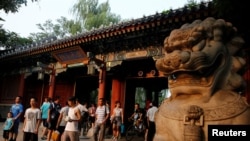 北京大学校门口的行人(2016年7月27日)