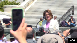 资料图: 时任美国联邦众议院议长南希•佩洛西(Nancy Pelosi)在国会山上纪念六四。(美国之音2019年6月)