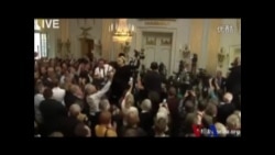 同是华人得诺奖 待遇冰火两重天