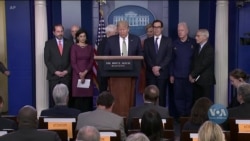 Трамп закликає американців навчатися з дому, не подорожувати, не відвідувати бари чи ресторани у наступні 2 тижні. Відео