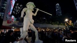 聚集在遮打花园的香港示威者将香港民主女神像竖起来。(2019年9月6日)