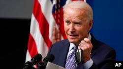 美国总统拜登在白宫举行的一个活动上讲话。(2021年2月25日)