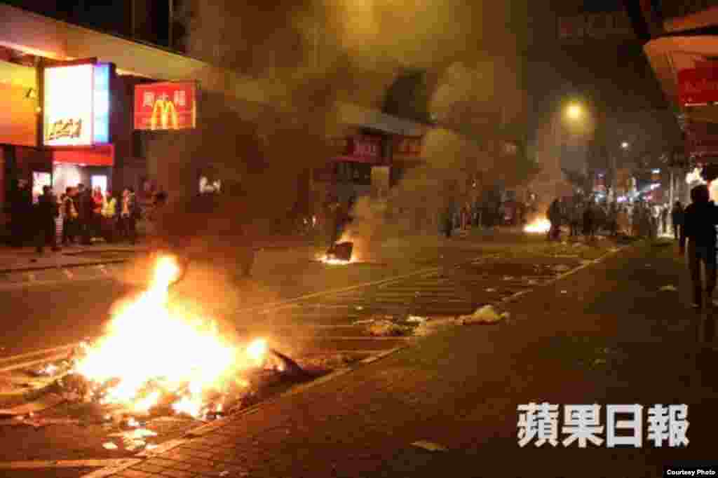 旺角街头夜市大年初一晚爆发激烈警民冲突 (苹果日报)