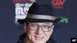 香港影星成龙参加Mnet亚洲音乐颁奖典礼。摄于2012年11月30日,香港。(资料照片)