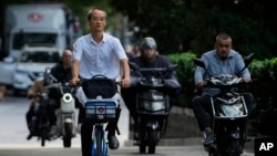 北京街头早高峰时间赶着上班的民众。(2024年9月13日)