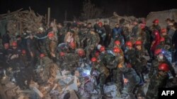 在阿塞拜疆甘贾市,救援队在纳格尔诺-卡拉巴赫分离地区的战斗中被火箭弹击中的现场工作。(2020年10月17日)