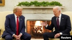 资料照:美国总统拜登与当选总统特朗普在白宫椭圆形办公室交谈。(2024年11月13日)