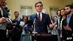 Спікер Палати представників США Майк Джонсон виступає перед пресою після того, як Палата представників ухвалила великий пакет допомоги Україні, Ізраїлю та Тайваню, а також проголосувала за заборону TikTok. Капітолій США у Вашингтоні, округ Колумбія, 20 квітня 2024 року.