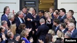 英国保守党新领导人苏纳克在伦敦保守党总部外向支持着致意(2022年10月24日)