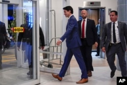 2024年11月29日,星期五,在佛罗里达州西棕榈滩,加拿大总理贾斯汀·特鲁多(Justin Trudeau)走过万豪德尔塔酒店(Delta Hotel by Marriott)大堂。