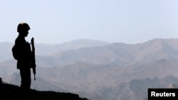 资料照 - 2017年10月18日,巴基斯坦北瓦济里斯坦,一名巴基斯坦士兵在与阿富汗接壤的基顿前哨基地外的边境围栏上站岗。