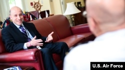 美国国防部分管中国事务的副助理部长迈克尔·蔡斯(Michael Chase,左)(美国空军2021年5月21日照片)