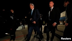 美国国务卿克里在保安人员簇拥下抵达日内瓦。(2014年4月16日)