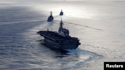 日本直升机航母加贺号(前)、日本驱逐舰电号(中)和英国护卫舰阿盖尔号在印度洋举行联合军演。(2018年9月26日)