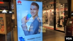 资料照:在捷克共和国布拉格一家大型购物中心内的华为手机广告。(2018年9月29日)