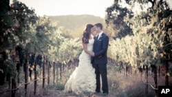 美国女子梅纳德的婚礼照片。她在患恶性脑瘤后服用安乐死药物死亡(图片由“慈悲和选择”组织提供)