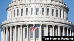 资料照:美国国旗飘扬在国会大厦上