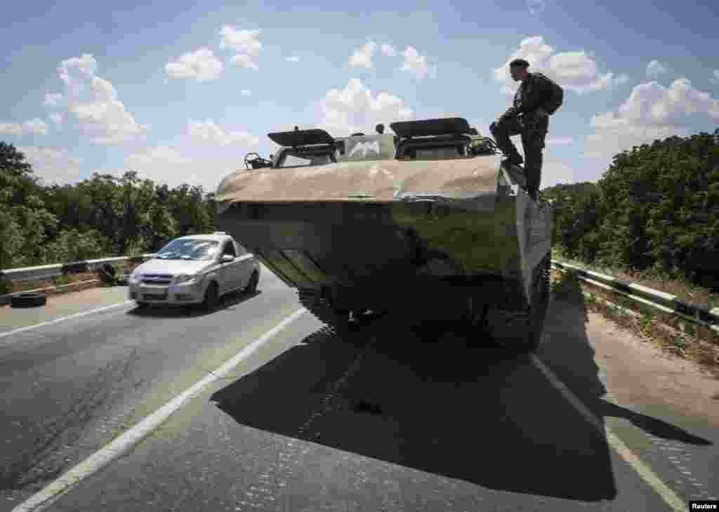 Про-російський бойовик у Луганську.