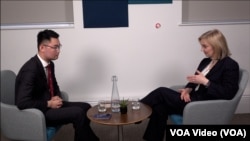 前英国首相特拉斯(右)在伦敦接受美国之音驻伦敦特约记者李伯安(右)的独家专访。(2025年1月7日)