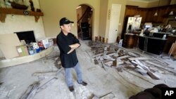 Ông Việt Đào kiểm tra các thiệt hại sau bão Harvey trong nhà của ông tại Spring, Texas, ngày 6/9/2017. (AP Photo/David J. Phillip)